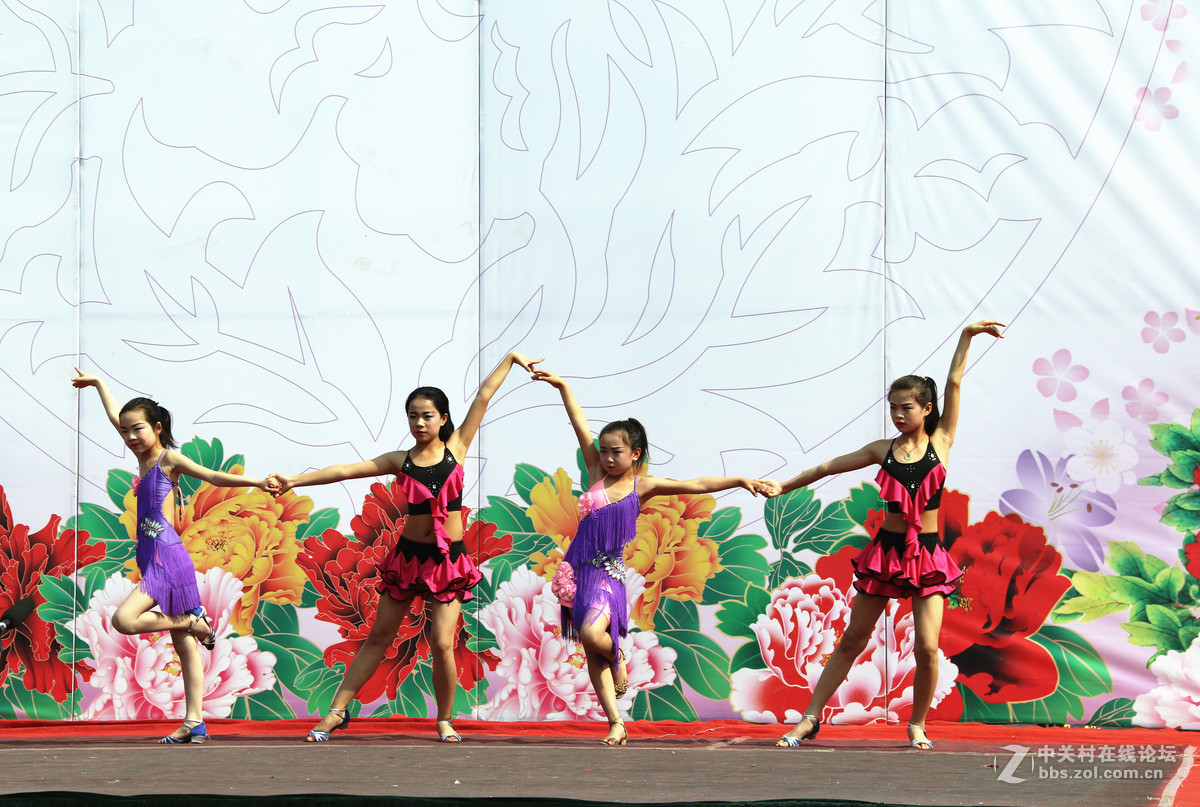 纪念《在延安文艺座谈会上的讲话》发表74周年群众活动