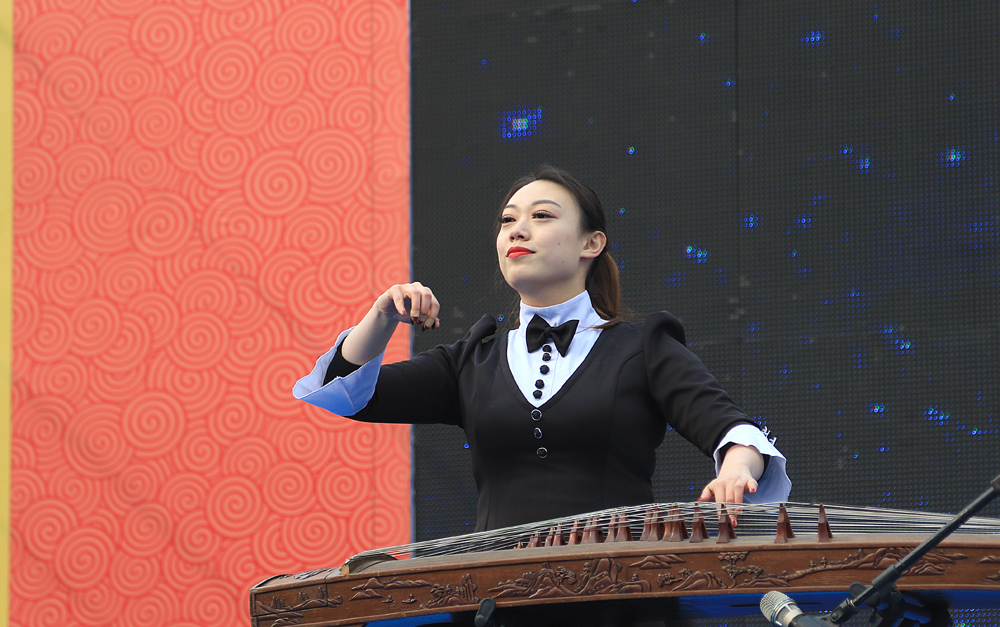 穿洋服奏民乐—别开生面