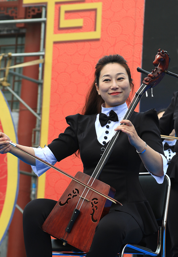 穿洋服奏民乐—别开生面