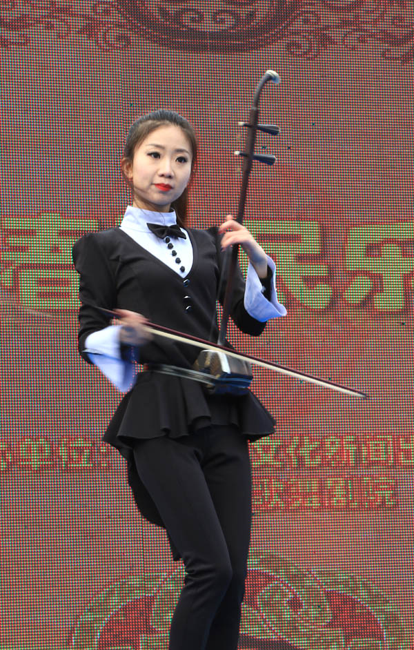 穿洋服奏民乐—别开生面