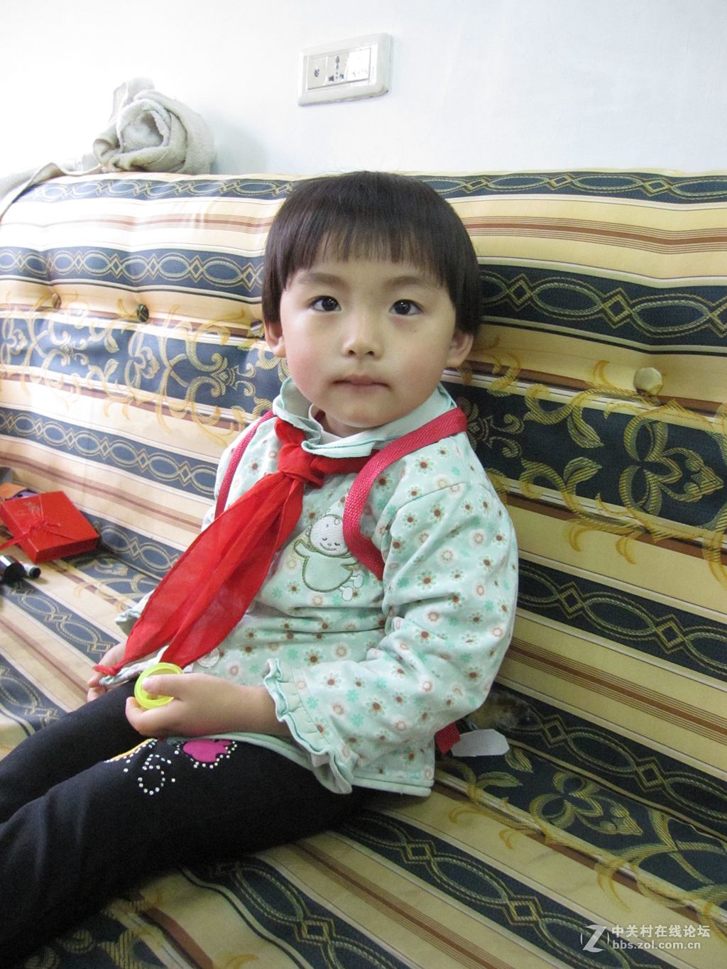 客厅欣然背书包带红领巾