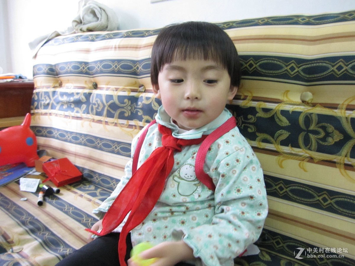 客厅欣然背书包带红领巾