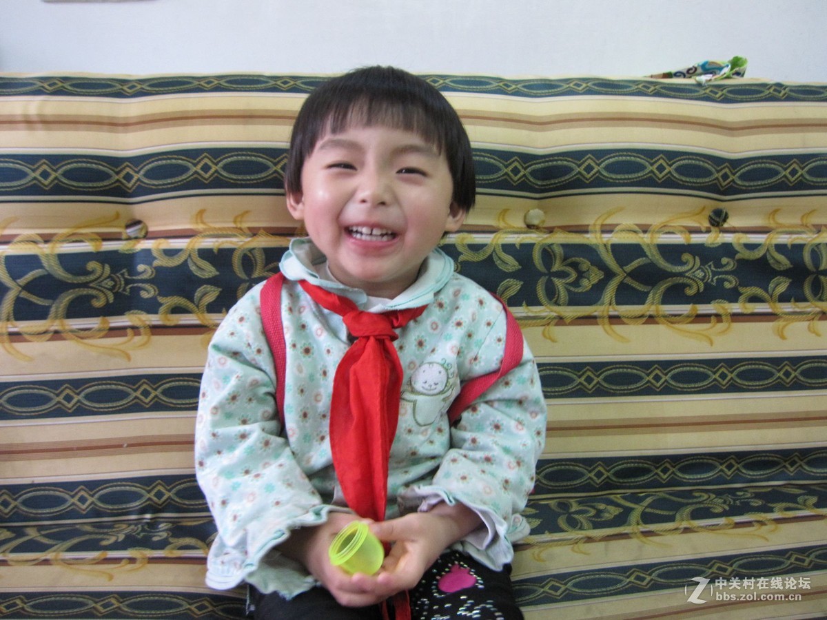 客厅欣然背书包带红领巾