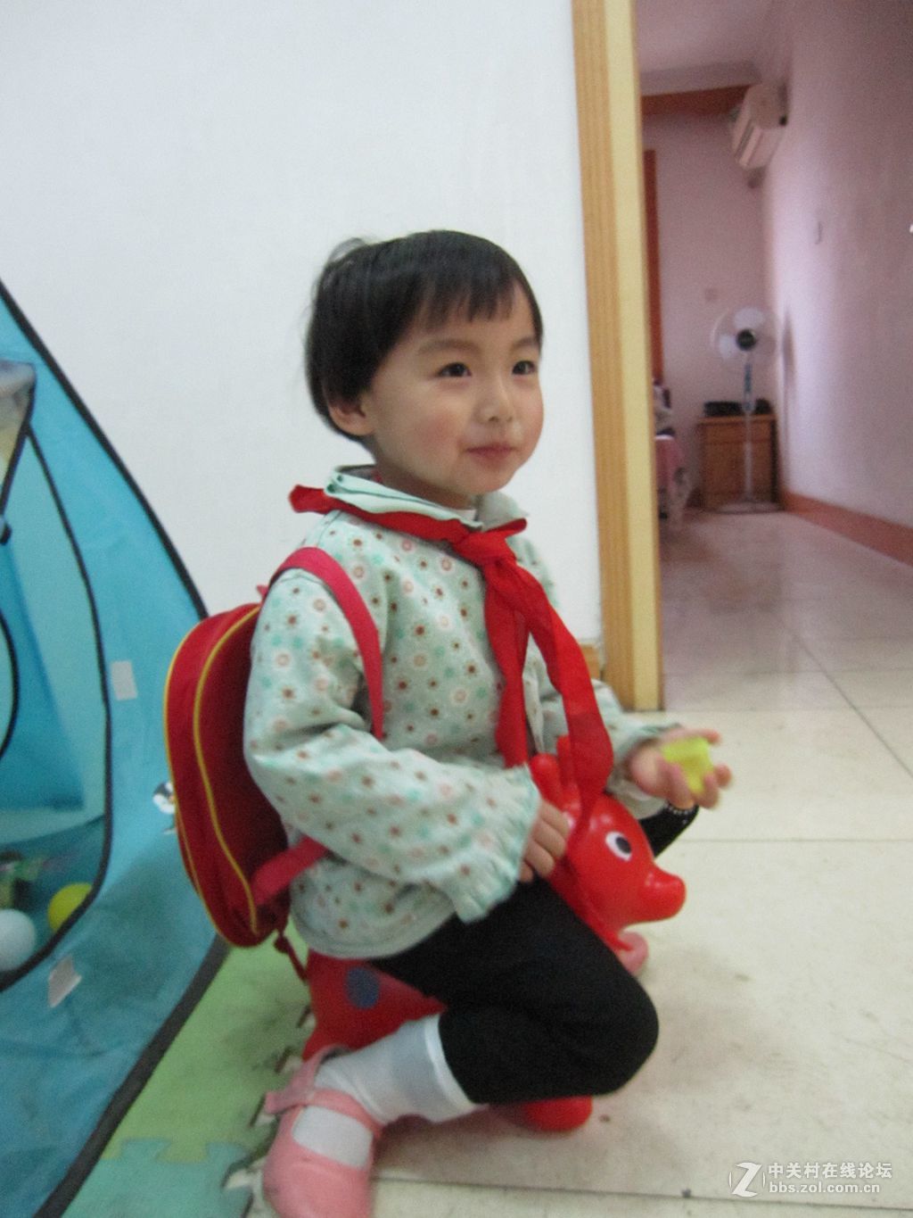 客厅欣然背书包带红领巾