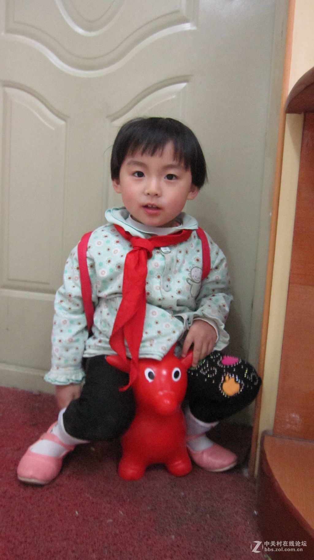 客厅欣然背书包带红领巾