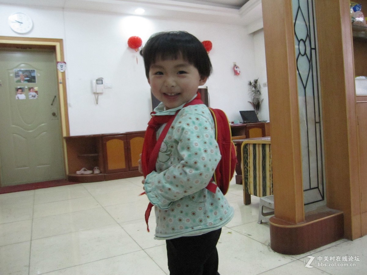 客厅欣然背书包带红领巾