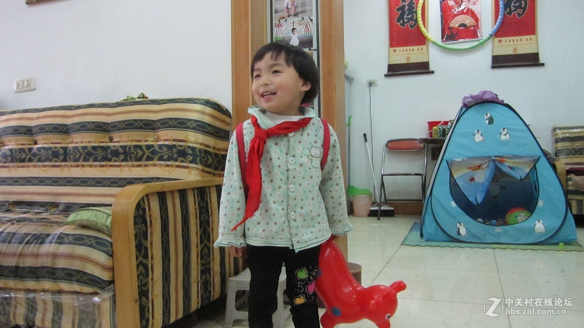 客厅欣然背书包带红领巾