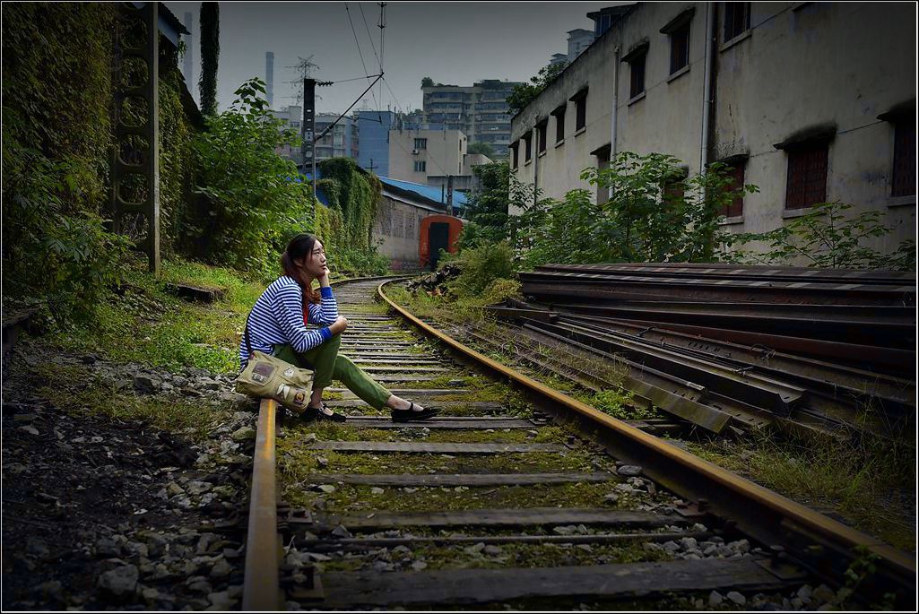 铁轨人像