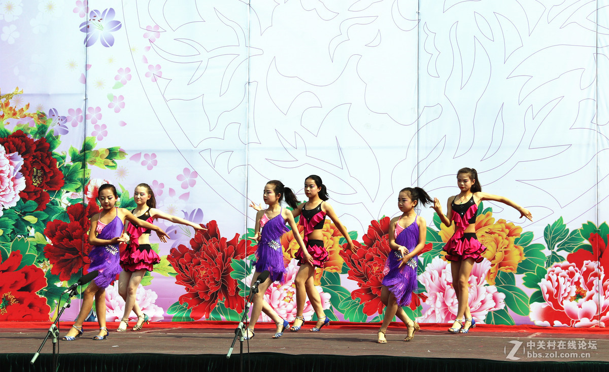 纪念《在延安文艺座谈会上的讲话》发表74周年群众活动