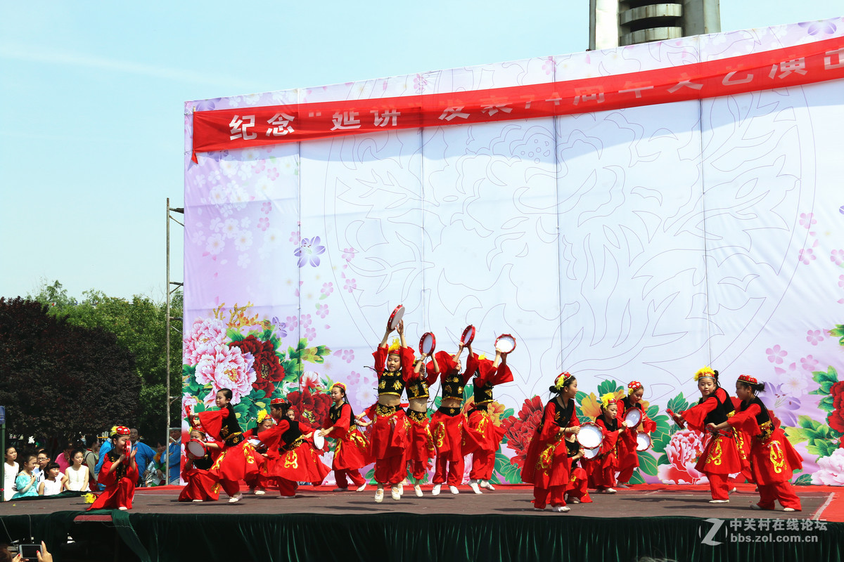 纪念《在延安文艺座谈会上的讲话》发表74周年群众活动