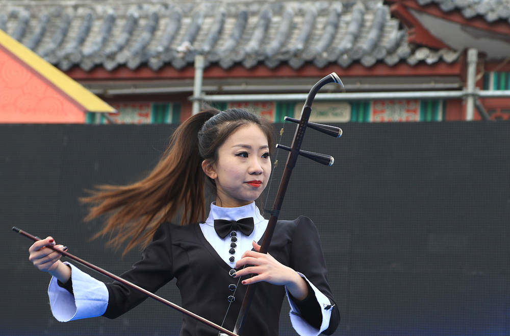 穿洋服奏民乐—别开生面