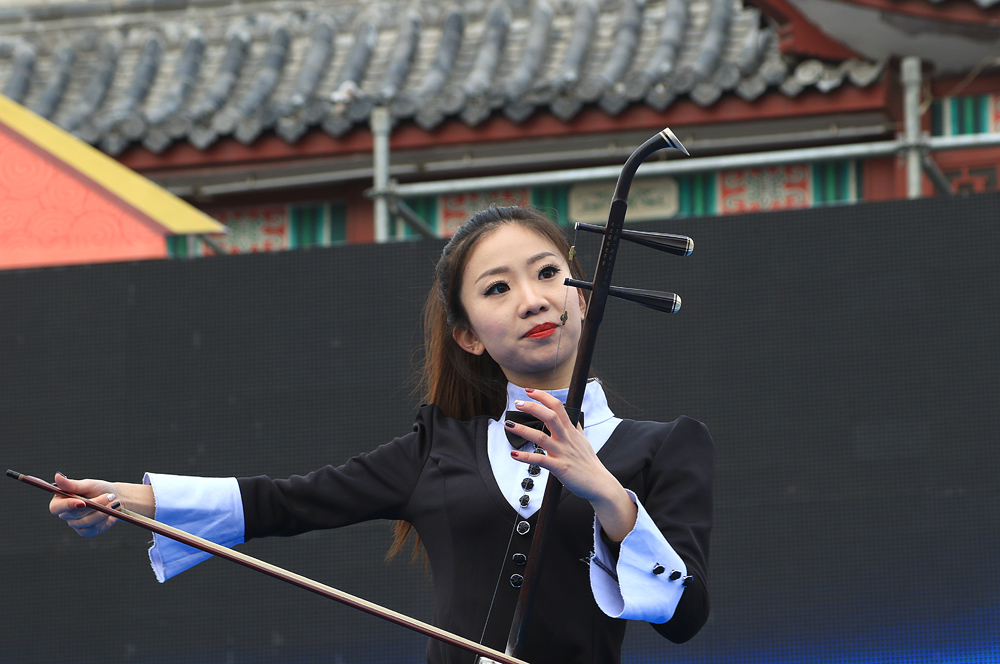 穿洋服奏民乐—别开生面