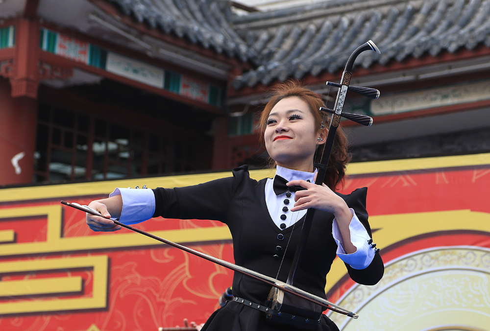 穿洋服奏民乐—别开生面