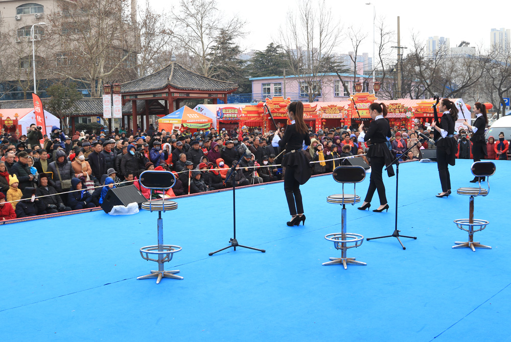 穿洋服奏民乐—别开生面