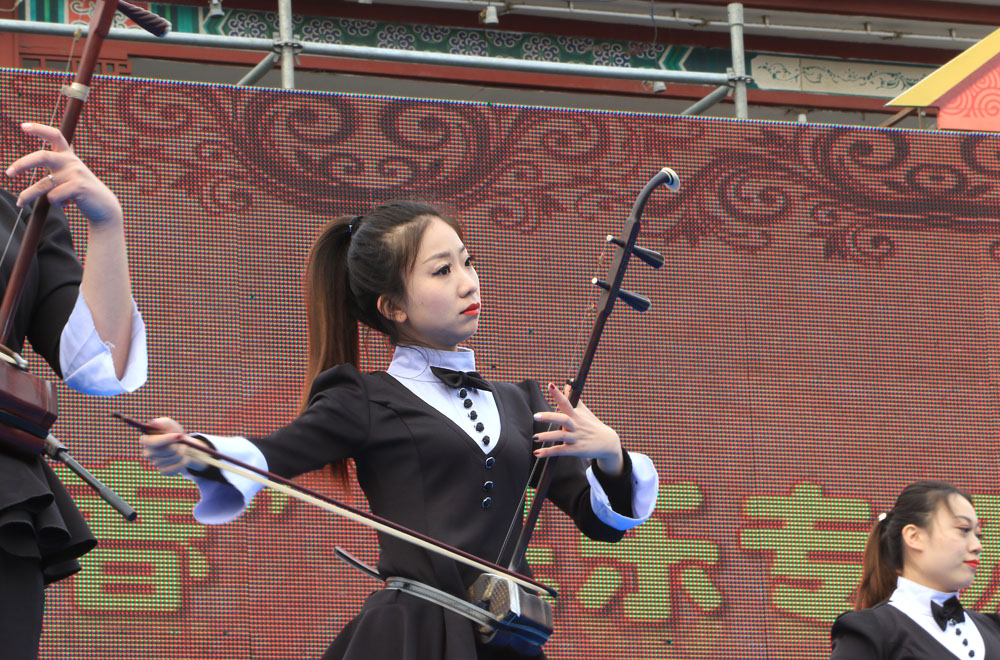 穿洋服奏民乐—别开生面