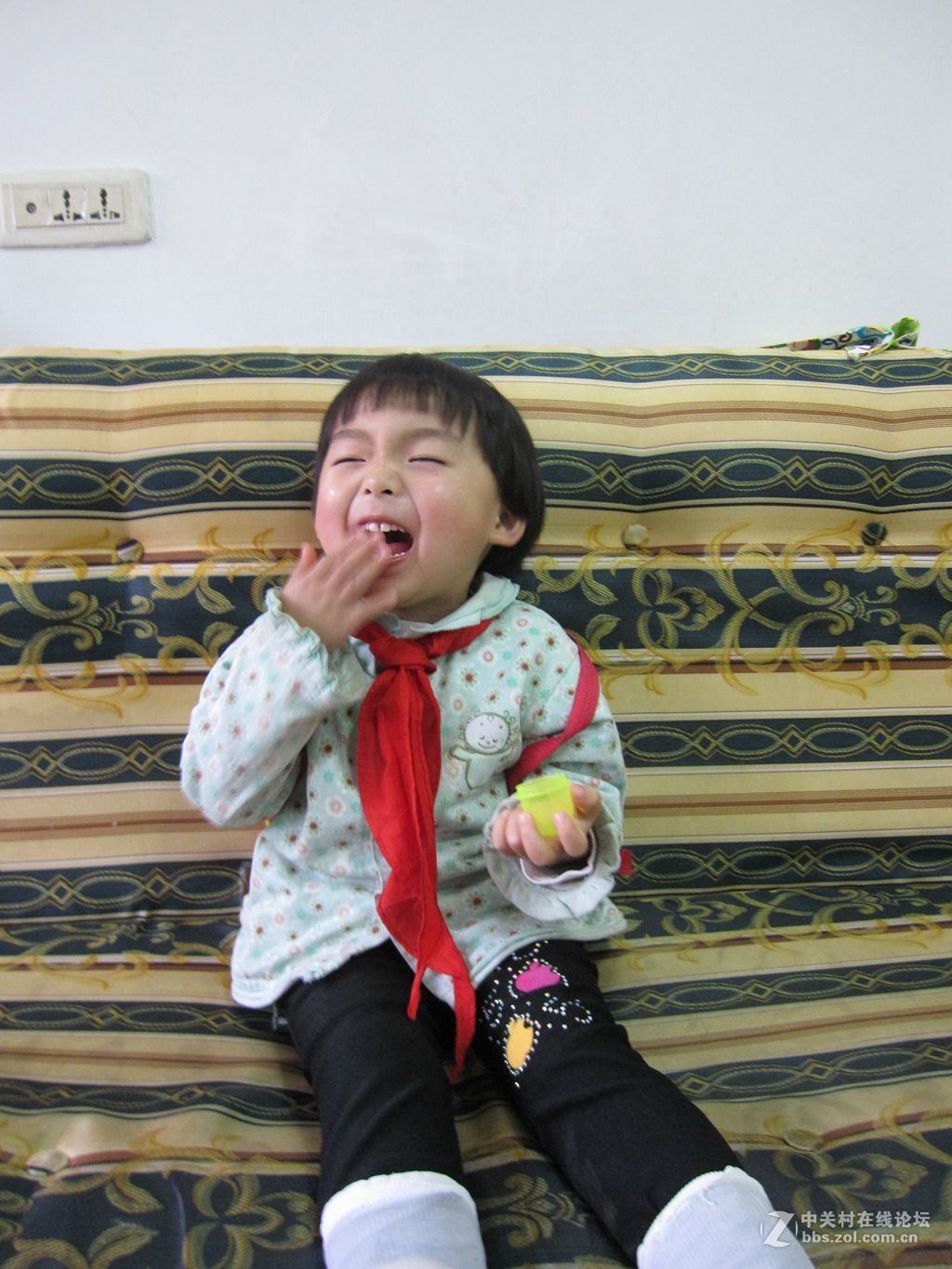 客厅欣然背书包带红领巾