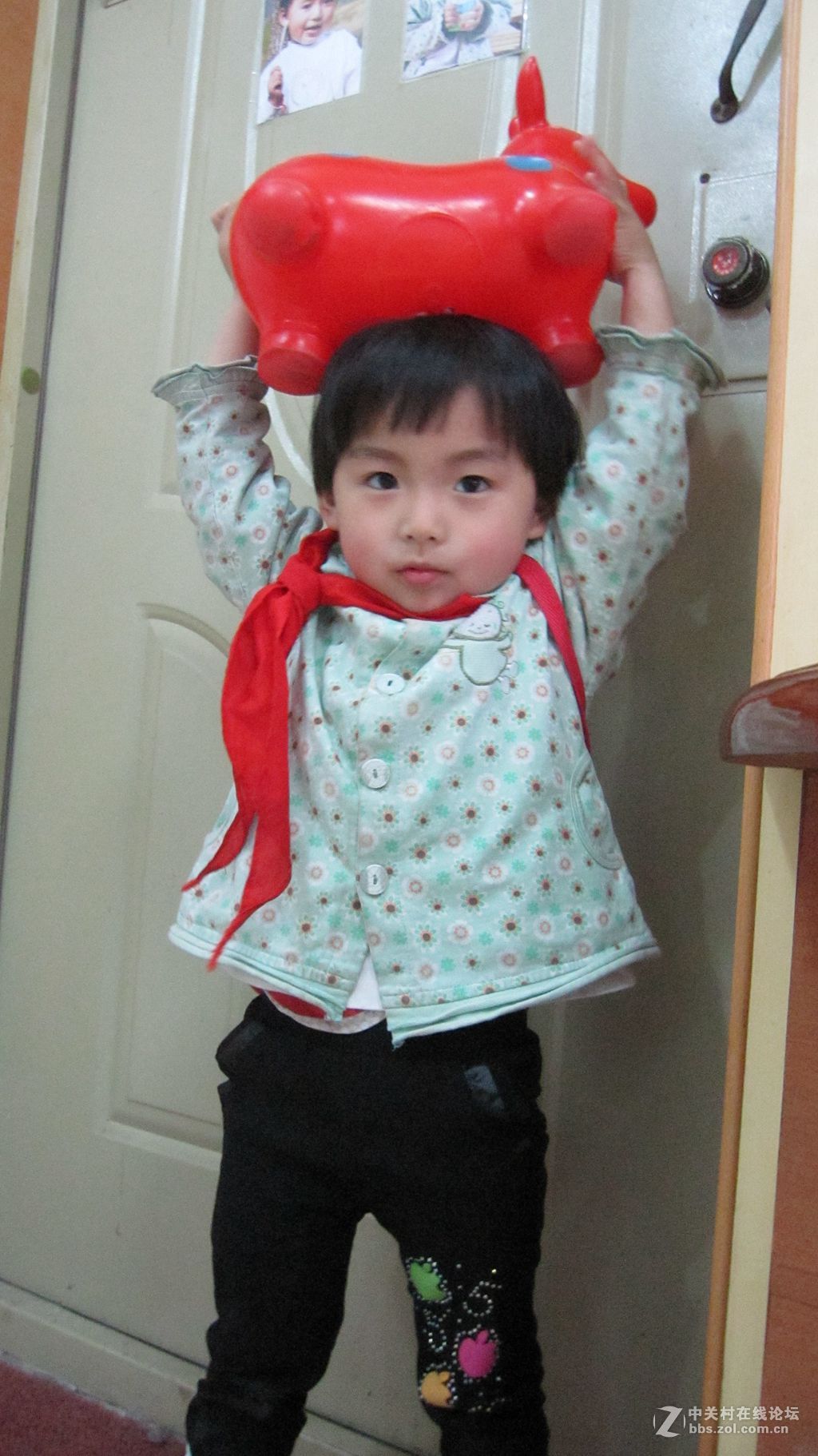 客厅欣然背书包带红领巾