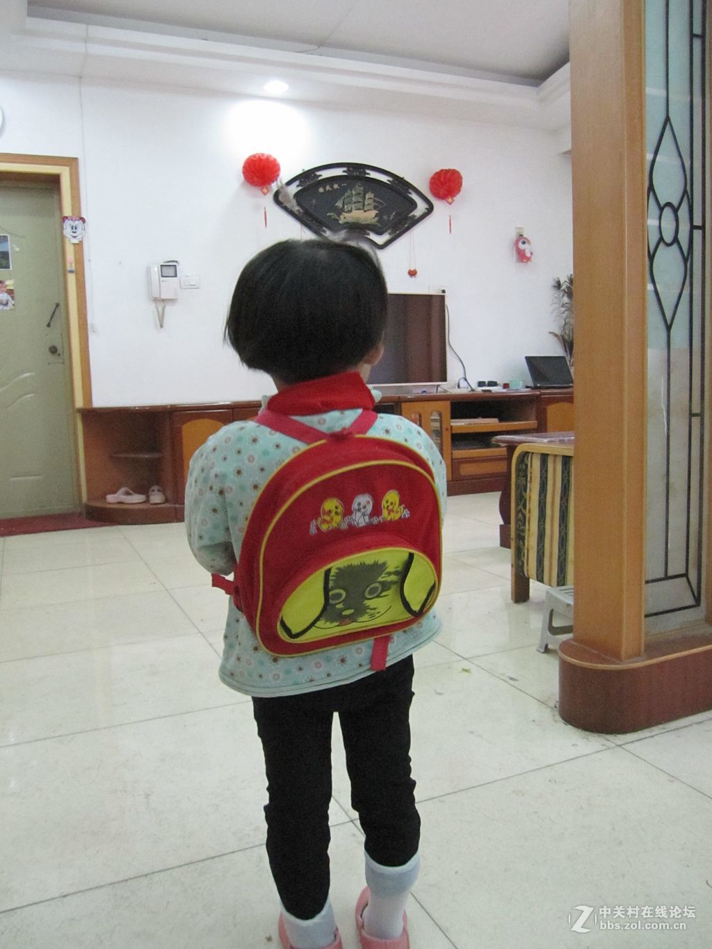 客厅欣然背书包带红领巾