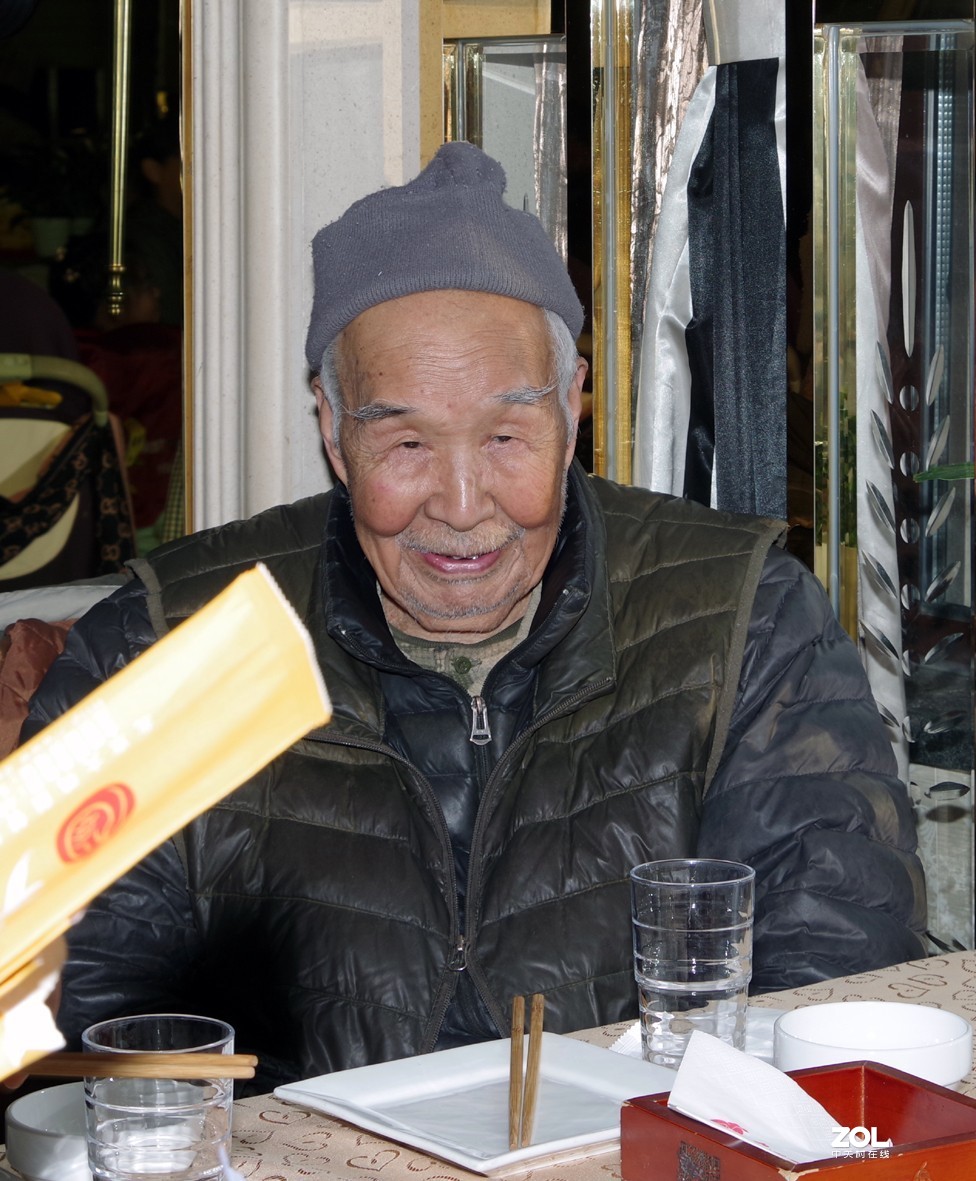 采用强制闪光抓拍室内人物体会