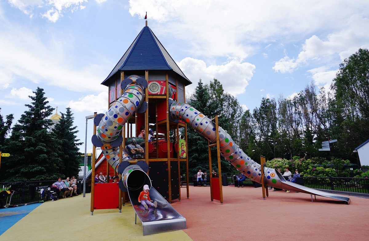 俄罗斯莫斯科胜利广场上的儿童乐园随拍