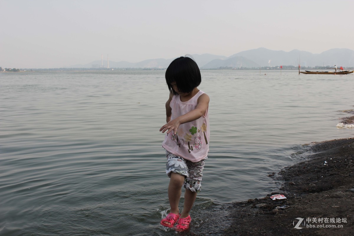 佳能eosm6定格光影湖边戏水的小女孩