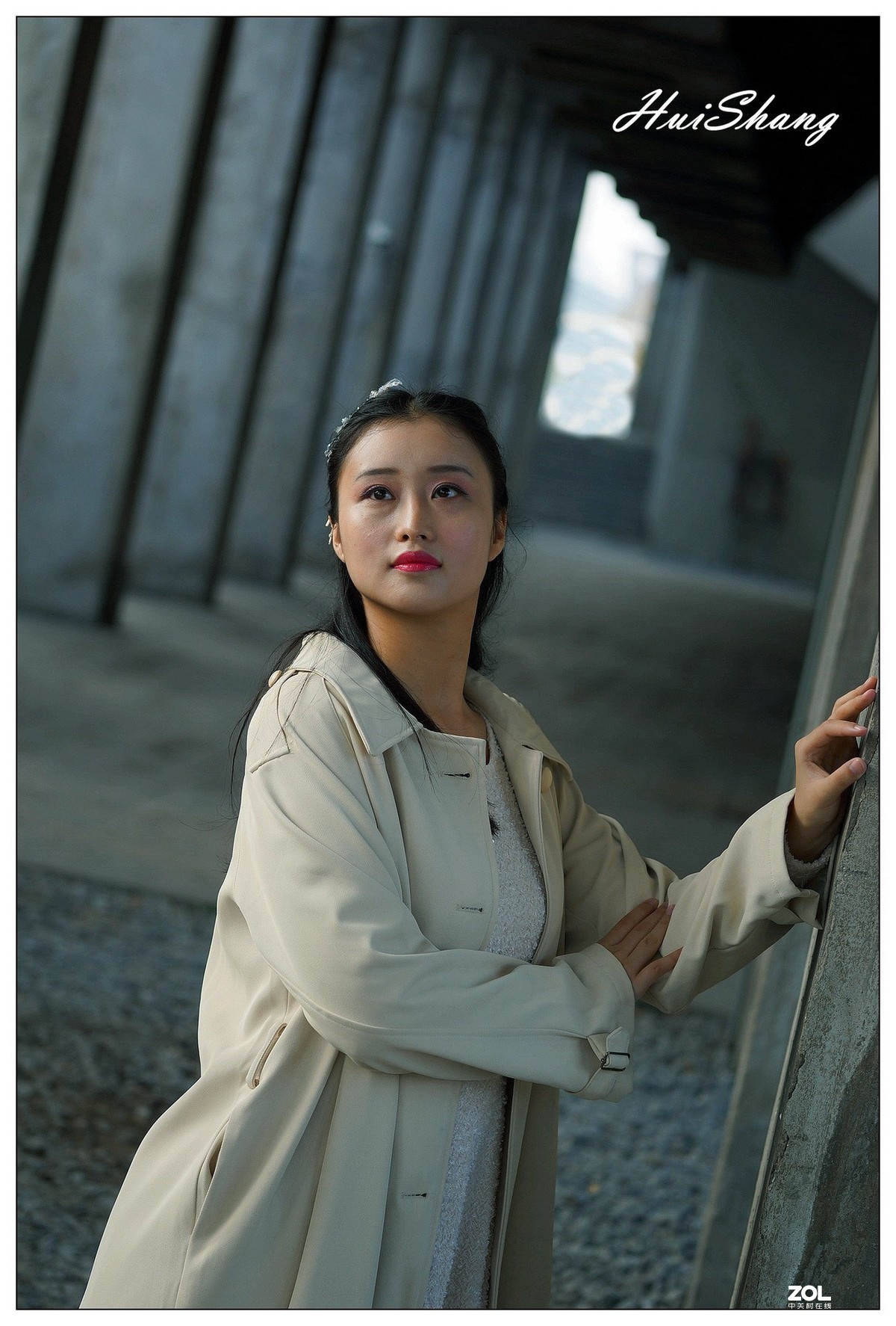 水泥仓库里的佳人