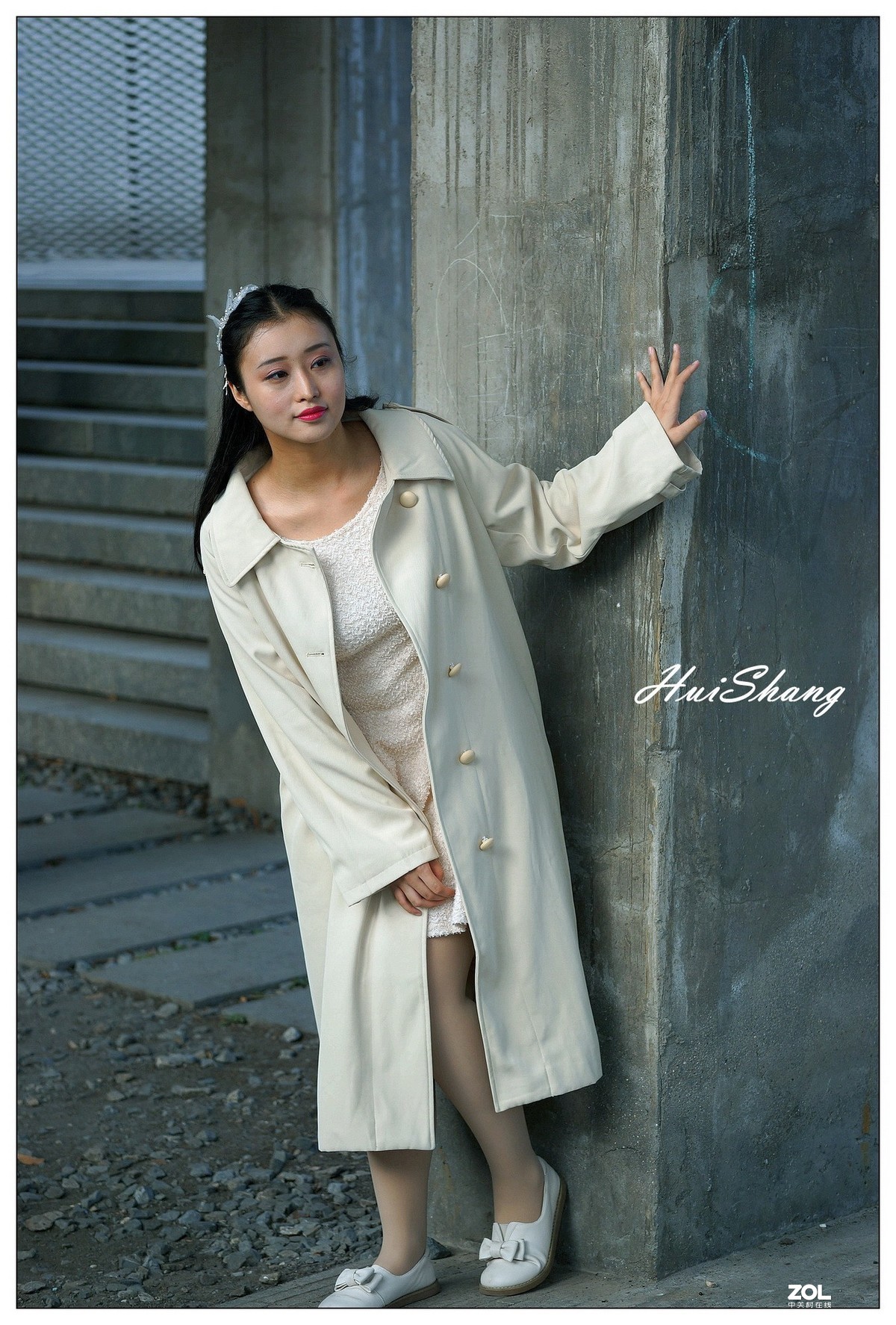 水泥仓库里的佳人