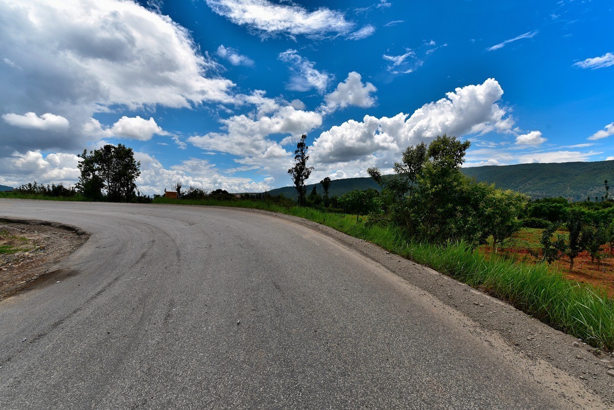 云南安宁进村上山路上风景