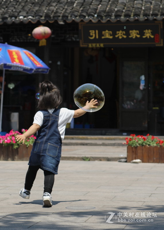 玩肥皂泡的孩子