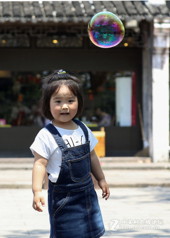 玩肥皂泡的孩子