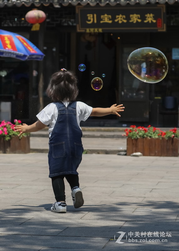 玩肥皂泡的孩子