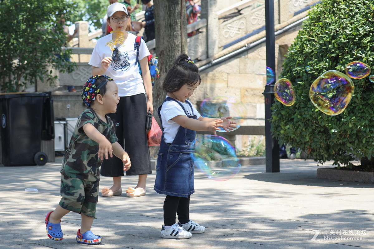 玩肥皂泡的孩子