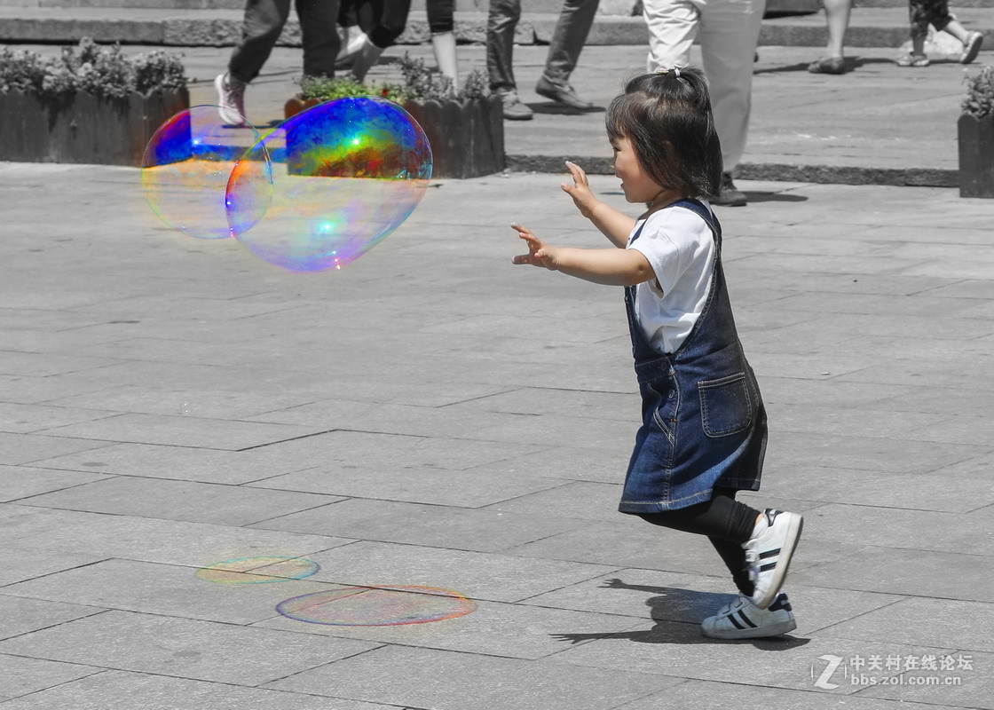 玩肥皂泡的孩子