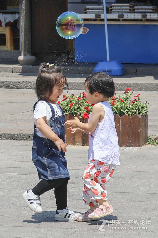 玩肥皂泡的孩子