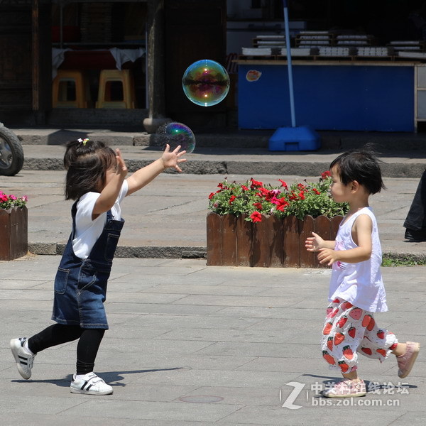 玩肥皂泡的孩子