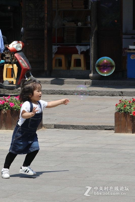 玩肥皂泡的孩子