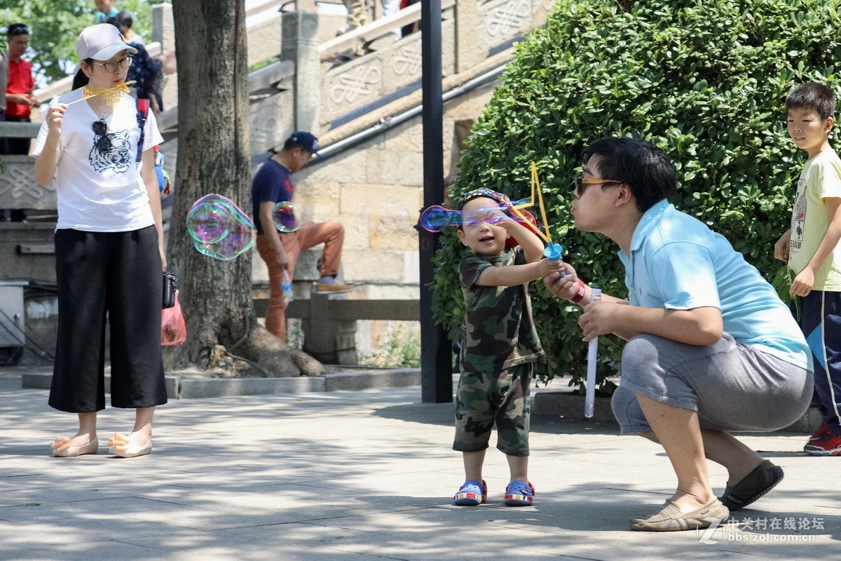 玩肥皂泡的孩子