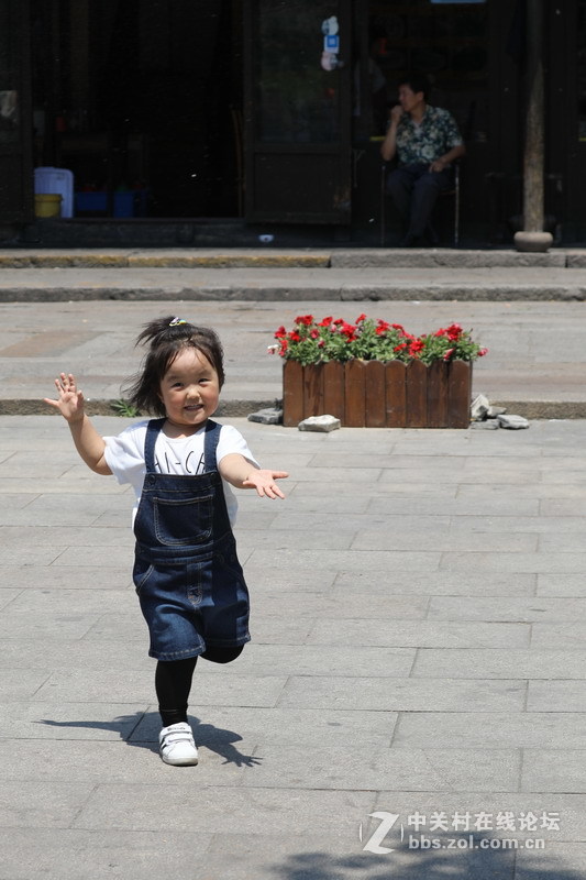 玩肥皂泡的孩子