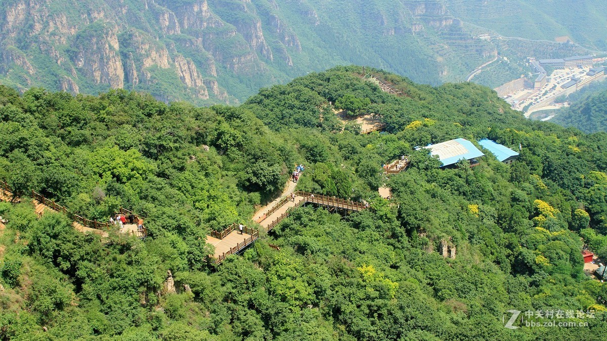 不惧高温“烧烤 ” 登狼牙山缅怀先烈五壮士