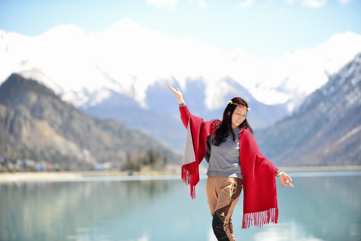 西藏美女摄影: 我拿着转经筒
