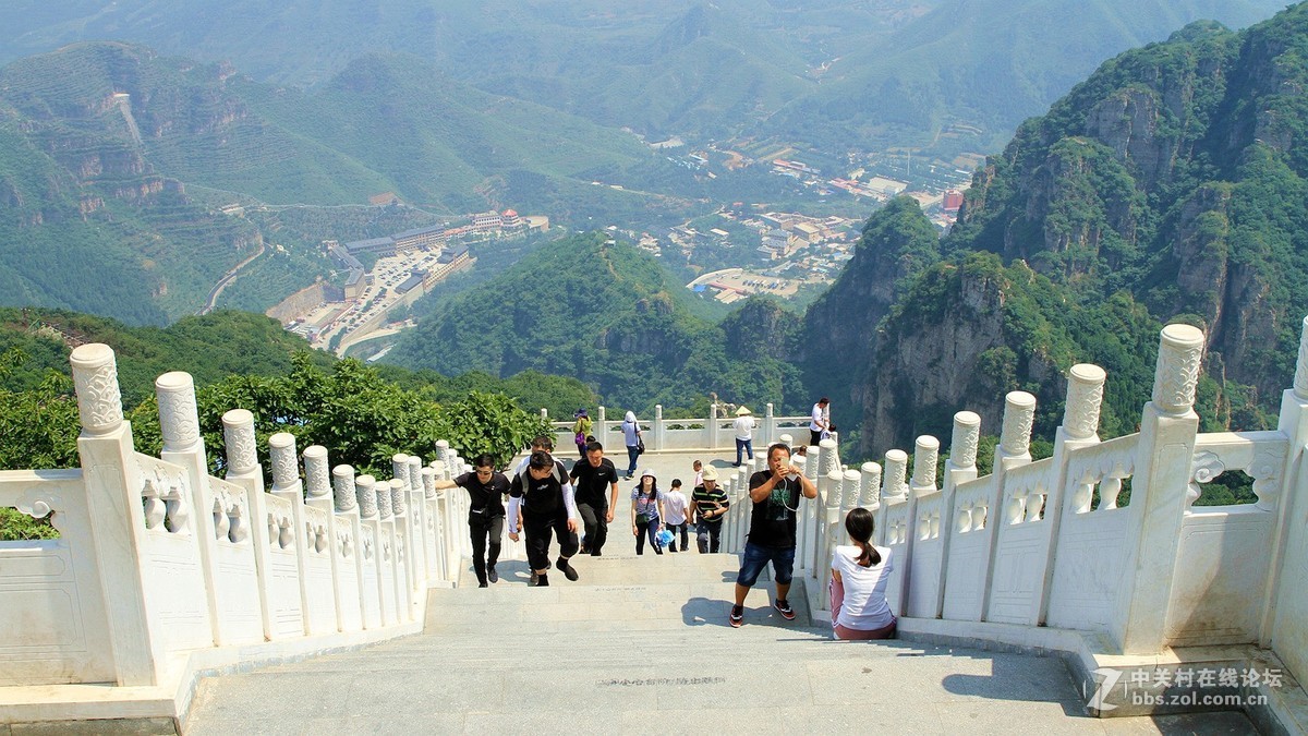 不惧高温“烧烤 ” 登狼牙山缅怀先烈五壮士