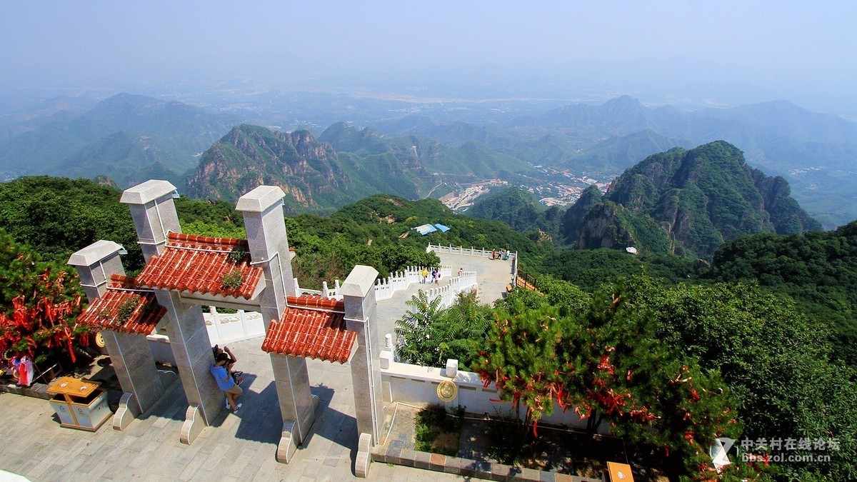 不惧高温“烧烤 ” 登狼牙山缅怀先烈五壮士