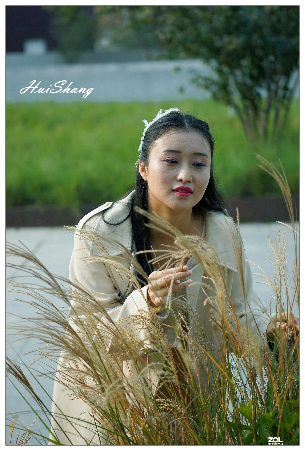 草地上的阳光女孩