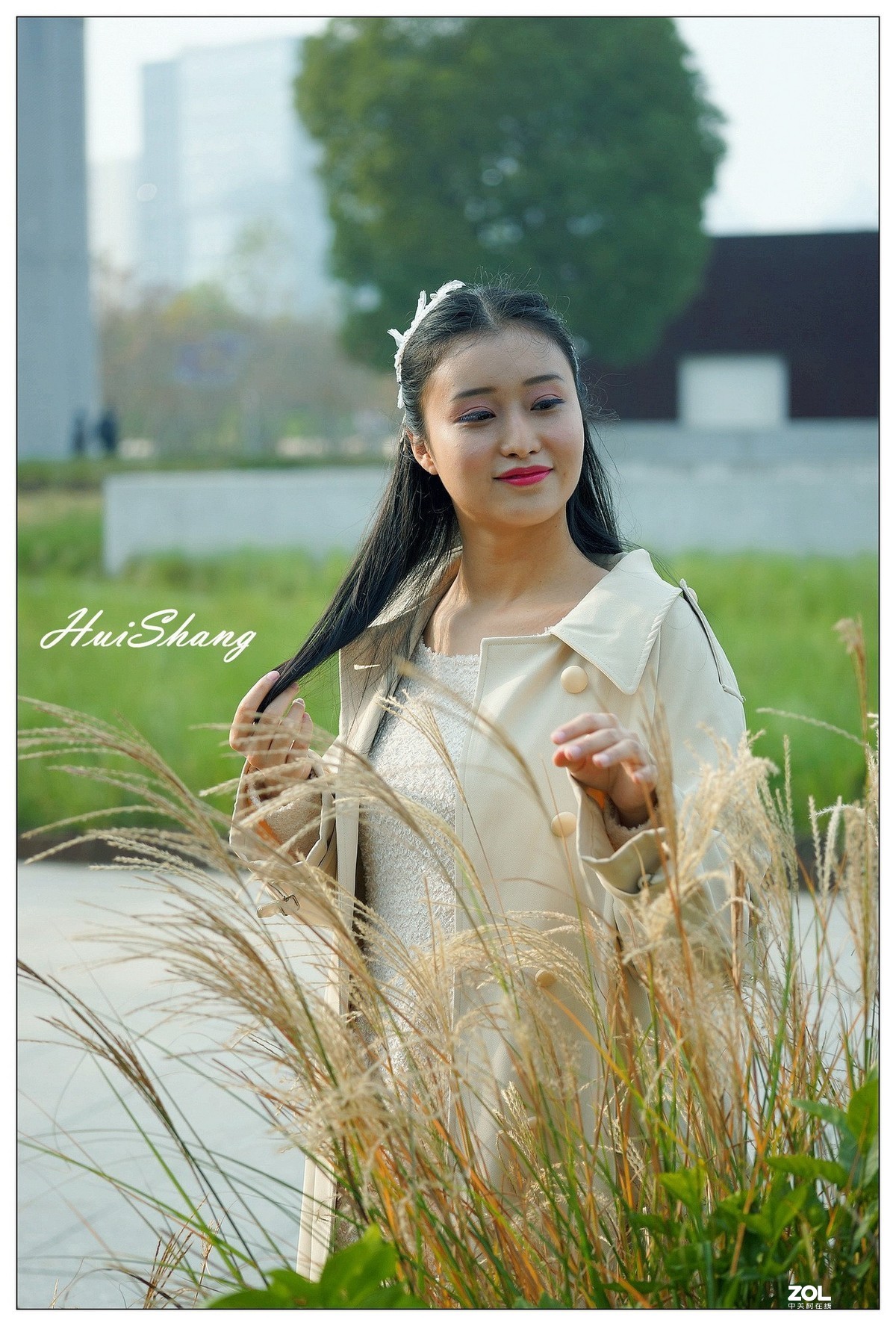 草地上的阳光女孩