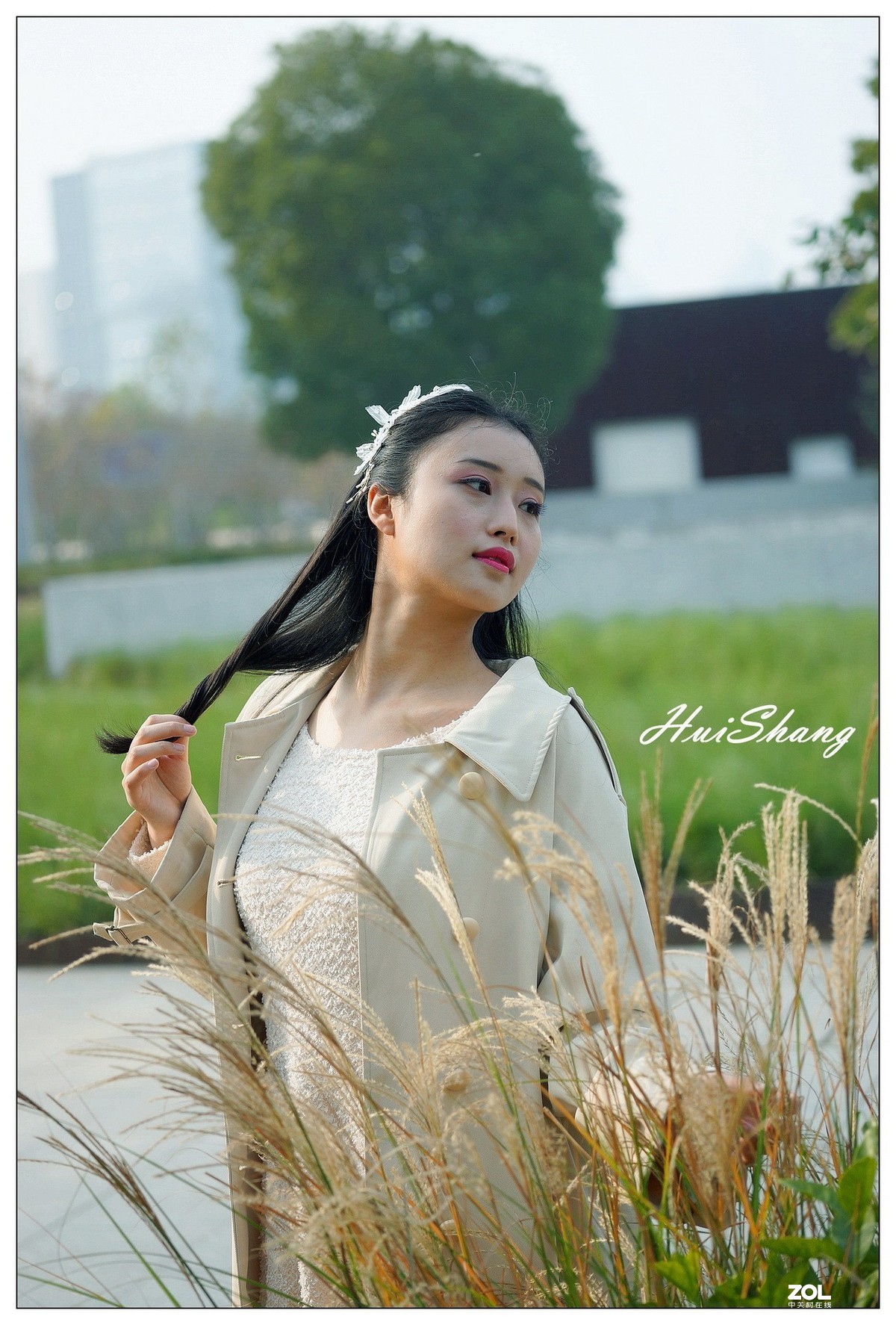 草地上的阳光女孩