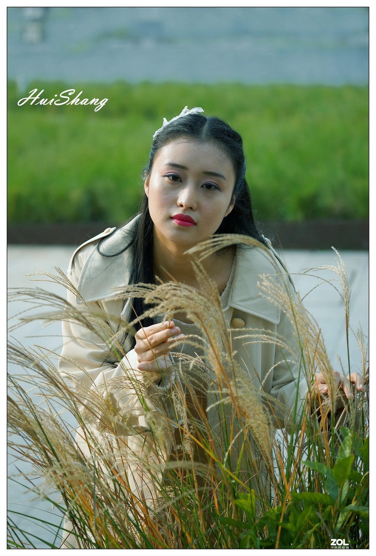 草地上的阳光女孩