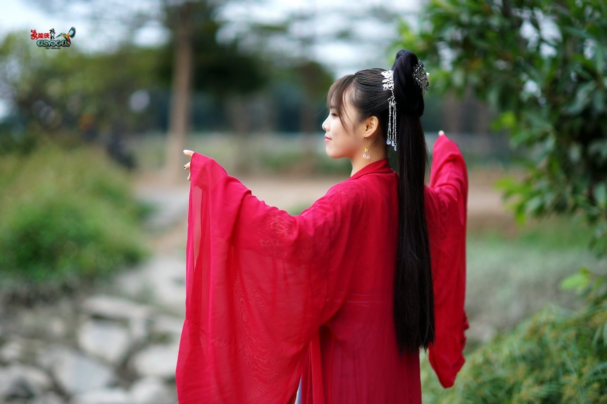 河邊古裝紅衣少女芳芳