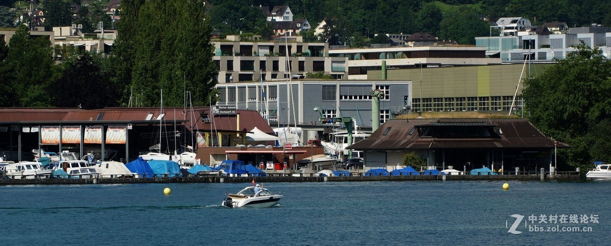 硫森湖边建筑