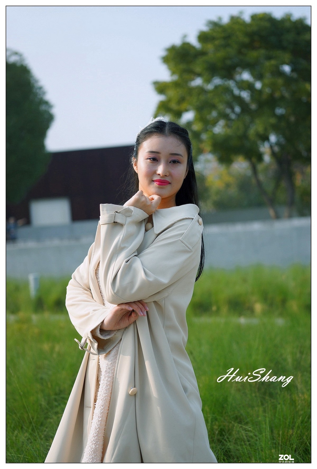 草地上的阳光女孩