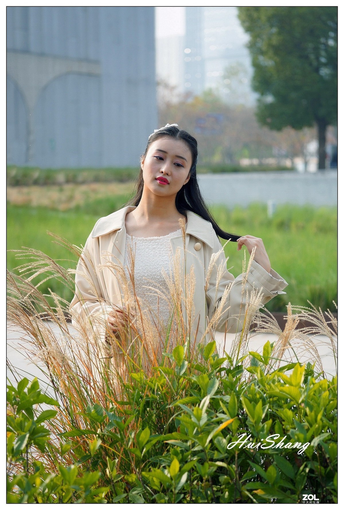 草地上的阳光女孩